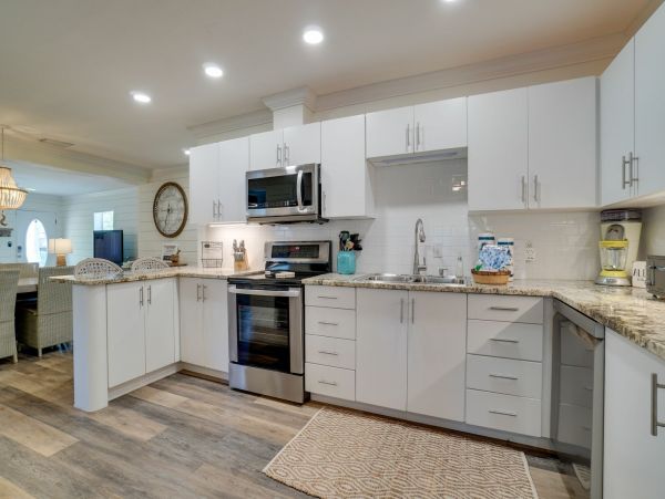 Bradenton Beach Pool Vacation Home with 4 Bedrooms Sleeps 10