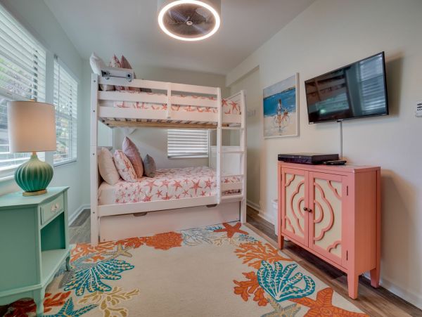 Bradenton Beach Pool Vacation Home with 4 Bedrooms Sleeps 10