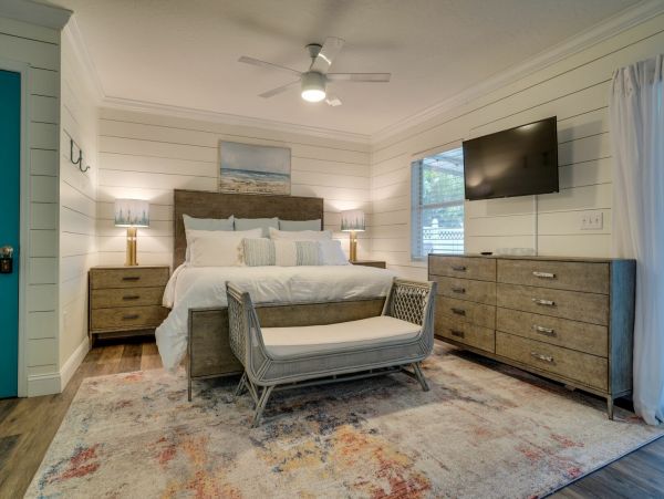 Bradenton Beach Pool Vacation Home with 4 Bedrooms Sleeps 10