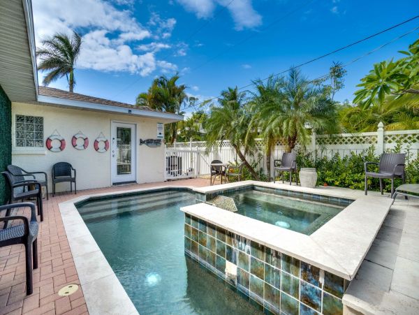 Bradenton Beach Pool Vacation Home with 4 Bedrooms Sleeps 10