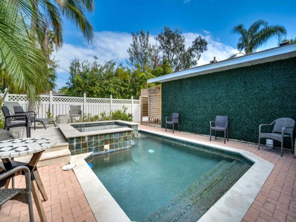 Bradenton Beach Pool Vacation Home with 4 Bedrooms Sleeps 10