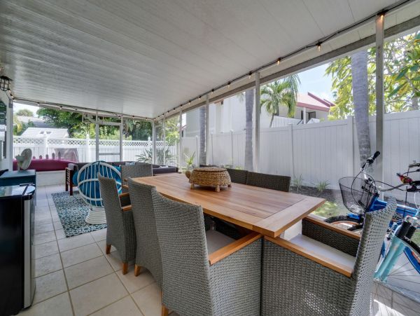 Bradenton Beach Pool Vacation Home with 4 Bedrooms Sleeps 10