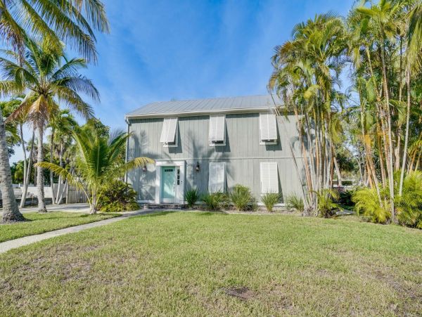 Holmes Beach Vacation Home Four Bedrooms Short Walk to Beach
