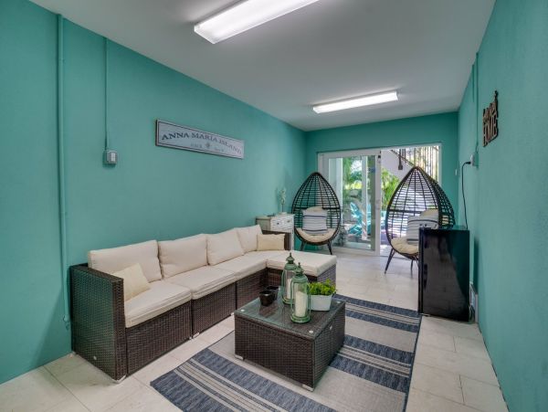 Holmes Beach Gorgeous 4 Bedroom Vacation Pool Home Sleeps 8
