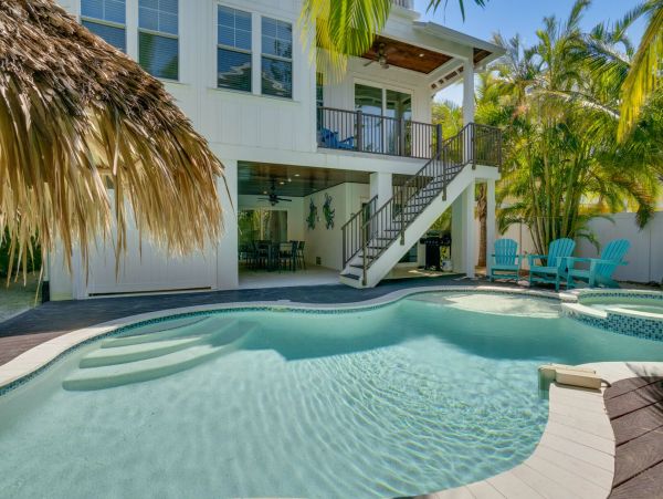Holmes Beach Gorgeous 4 Bedroom Vacation Pool Home Sleeps 8