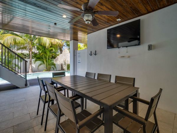 Holmes Beach Gorgeous 4 Bedroom Vacation Pool Home Sleeps 8