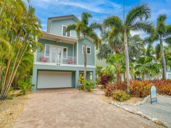 Holmes Beach Vacation Pool Home Four Bedrooms Walk to Beach