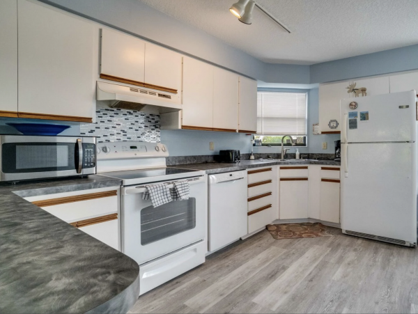 Dreamy Holmes Beach Vacation Condo Steps to Beach!