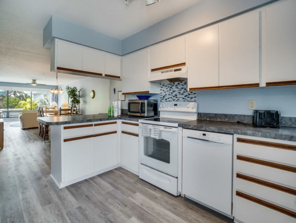 Dreamy Holmes Beach Vacation Condo Steps to Beach!