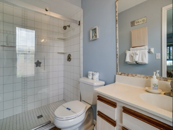 Dreamy Holmes Beach Vacation Condo Steps to Beach!