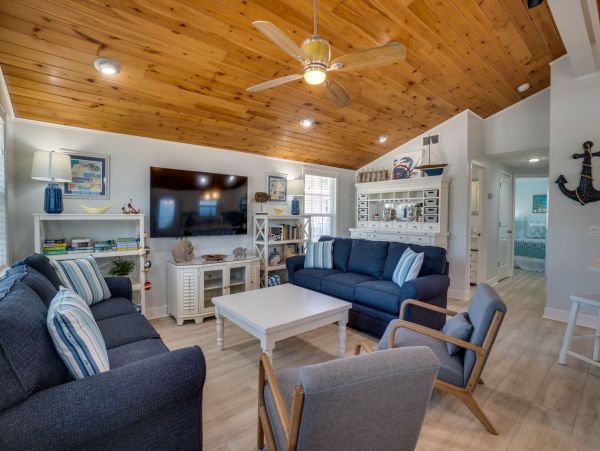 Spacious 4 Bedroom Pool Home in Anna Maria Sleeps 10 Guests