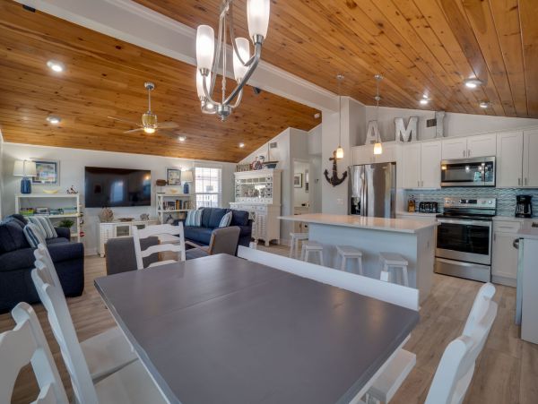 Spacious 4 Bedroom Pool Home in Anna Maria Sleeps 10 Guests