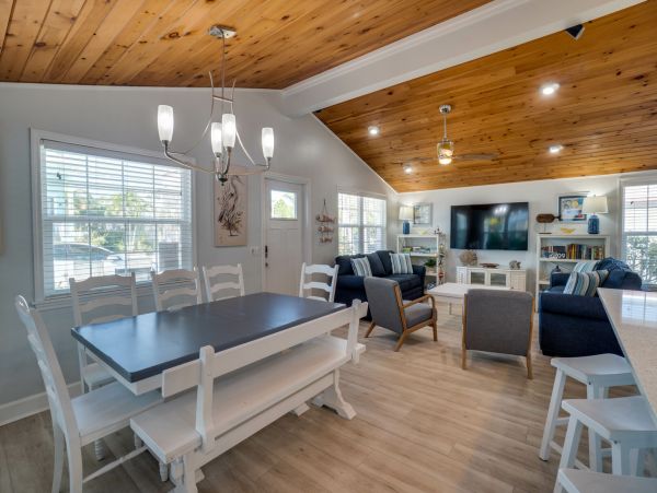 Spacious 4 Bedroom Pool Home in Anna Maria Sleeps 10 Guests