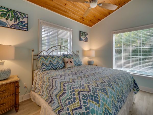 Spacious 4 Bedroom Pool Home in Anna Maria Sleeps 10 Guests