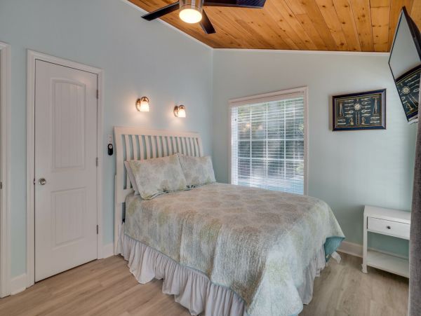 Spacious 4 Bedroom Pool Home in Anna Maria Sleeps 10 Guests