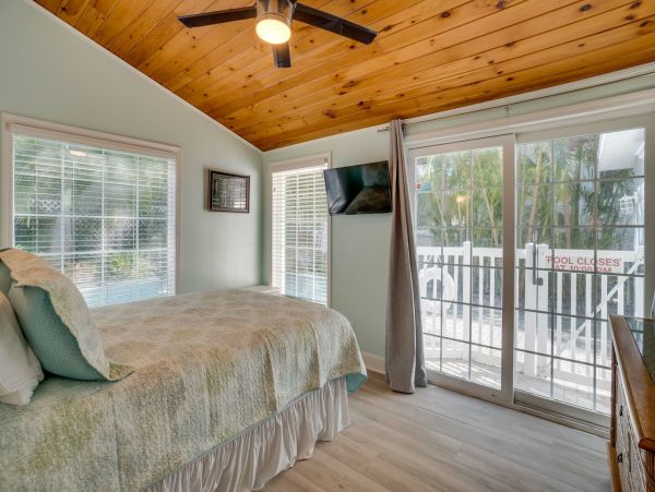 Spacious 4 Bedroom Pool Home in Anna Maria Sleeps 10 Guests