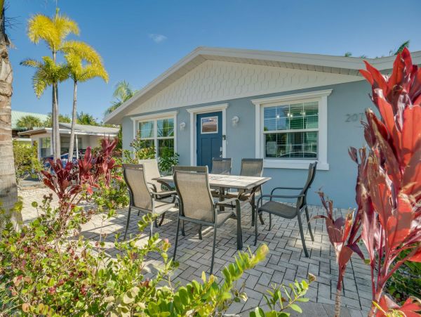 Spacious 4 Bedroom Pool Home in Anna Maria Sleeps 10 Guests