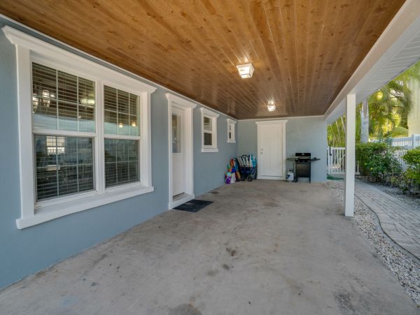 Spacious 4 Bedroom Pool Home in Anna Maria Sleeps 10 Guests