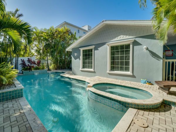 Spacious 4 Bedroom Pool Home in Anna Maria Sleeps 10 Guests