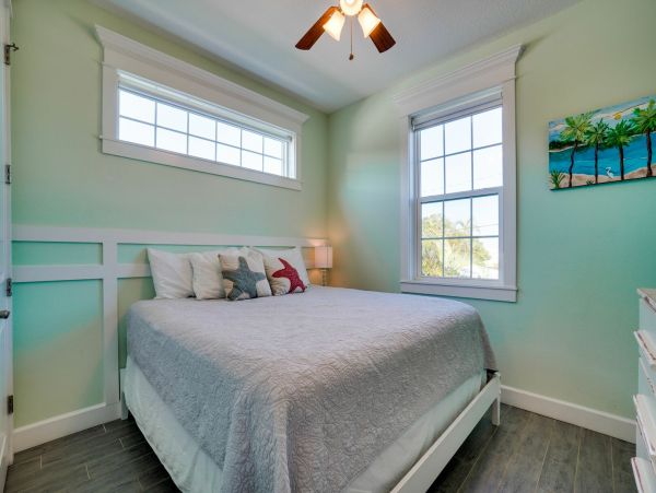 Anna Maria Pool Vacation Getaway with 4 Bedrooms Sleeps 12