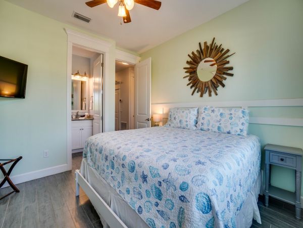 Anna Maria Pool Vacation Getaway with 4 Bedrooms Sleeps 12