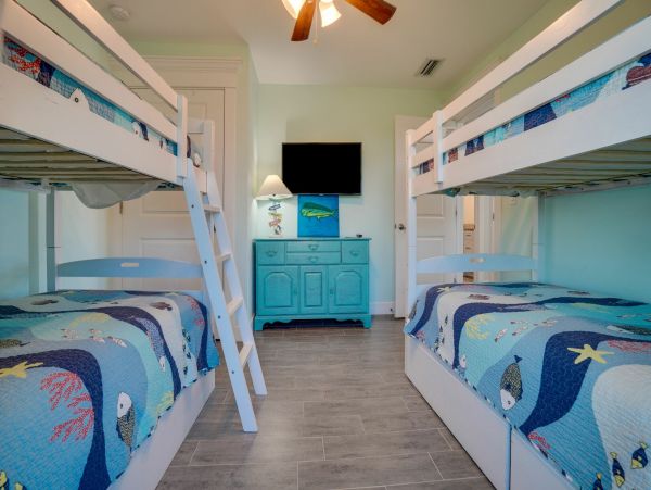 Anna Maria Pool Vacation Getaway with 4 Bedrooms Sleeps 12