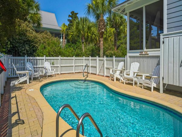 Gorgeous 5 Bedroom Vacation Home Short Walk to Beach