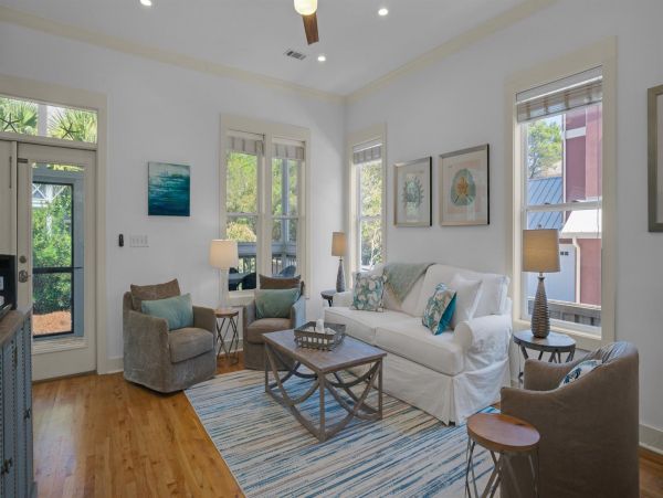 Gorgeous 5 Bedroom Vacation Home Short Walk to Beach