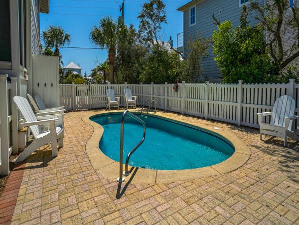 Gorgeous 5 Bedroom Vacation Home Short Walk to Beach