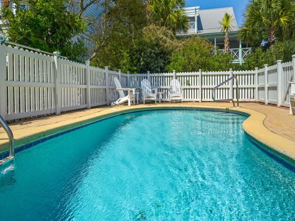 Gorgeous 5 Bedroom Vacation Home Short Walk to Beach