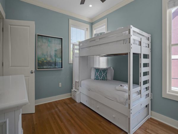 Gorgeous 5 Bedroom Vacation Home Short Walk to Beach