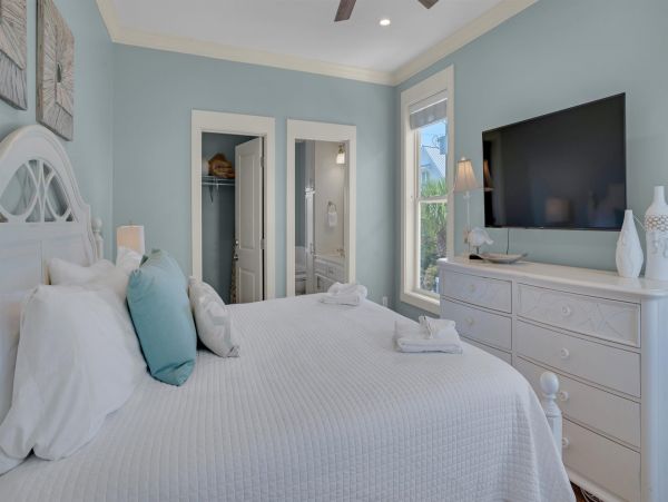 Gorgeous 5 Bedroom Vacation Home Short Walk to Beach