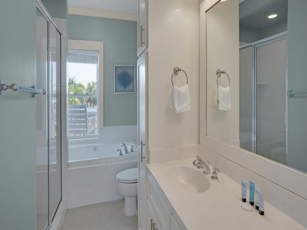 Gorgeous 5 Bedroom Vacation Home Short Walk to Beach