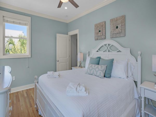 Gorgeous 5 Bedroom Vacation Home Short Walk to Beach