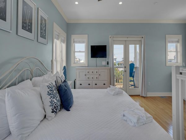 Gorgeous 5 Bedroom Vacation Home Short Walk to Beach
