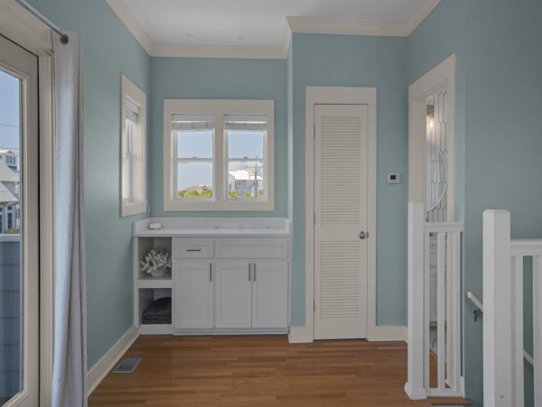 Gorgeous 5 Bedroom Vacation Home Short Walk to Beach
