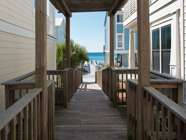 Gorgeous 5 Bedroom Vacation Home Short Walk to Beach