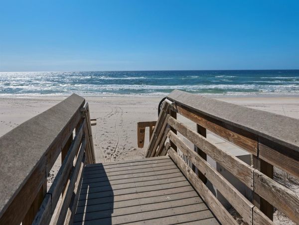 Gorgeous 5 Bedroom Vacation Home Short Walk to Beach