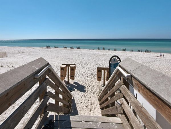 Gorgeous 5 Bedroom Vacation Home Short Walk to Beach