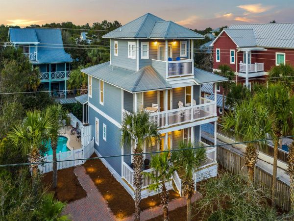 Gorgeous 5 Bedroom Vacation Home Short Walk to Beach