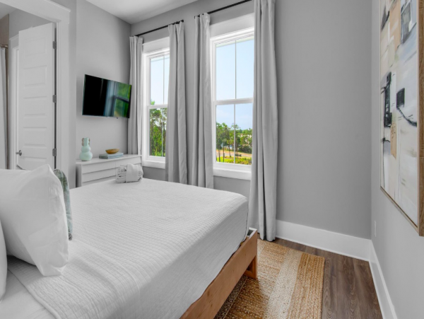 4 Bedroom Luxury House across the road from Beach access