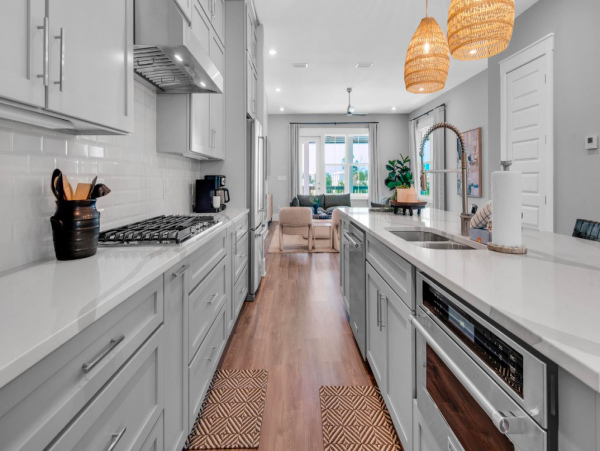 4 Bedroom Luxury House across the road from Beach access