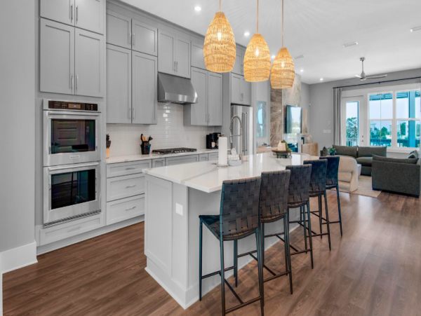 4 Bedroom Luxury House across the road from Beach access