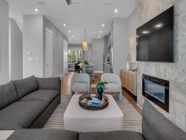 4 Bedroom Luxury House across the road from Beach access