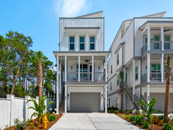 4 Bedroom Luxury House across the road from Beach access