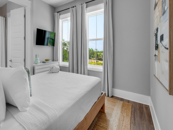4 Bedroom Luxury House across the road from Beach access