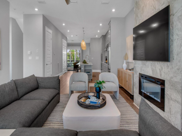 4 Bedroom Luxury House across the road from Beach access