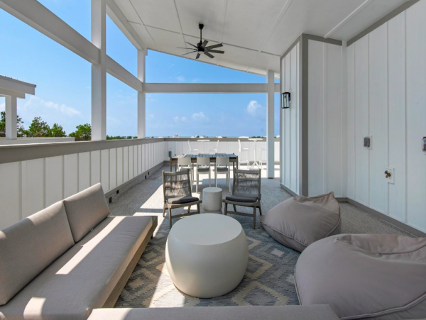 4 Bedroom Luxury House across the road from Beach access