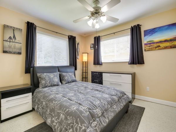 Cozy Two Bedroom Vacation Home in Hollywood
