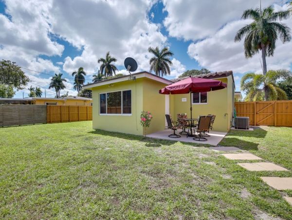 Cozy Two Bedroom Vacation Home in Hollywood